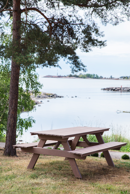 Picknickmöbel Kolberga i träkomposit vid havet