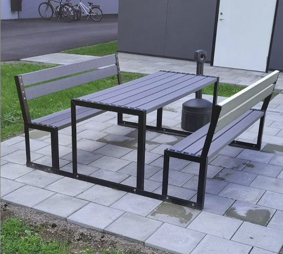 Moderna bord och bänkar i komposit