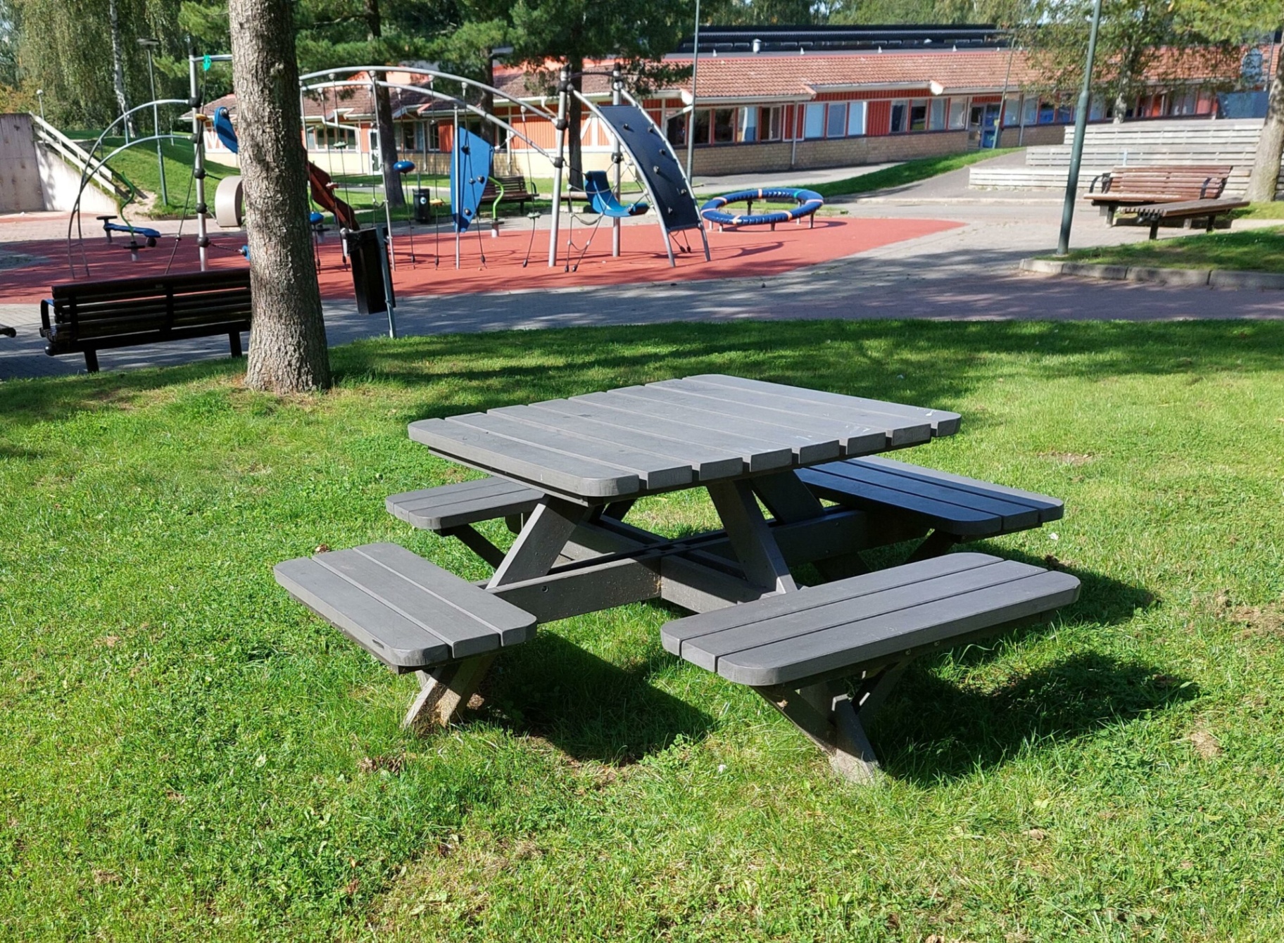 Möbel Mockebo - picknickmöbel i träkomposit