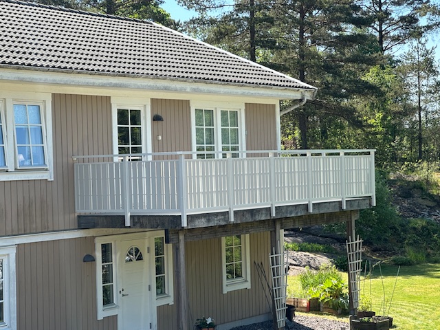 Staket i komposit levererat till projekt i Kungsbacka